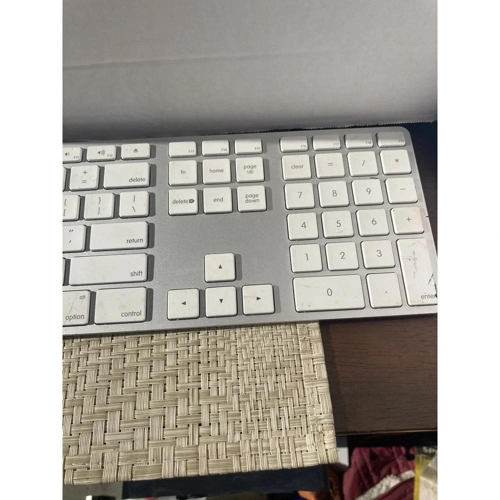 Genuine Apple Wired Keyboard with Numeric Keypad A1243 MB110LL/B Aluminum USB